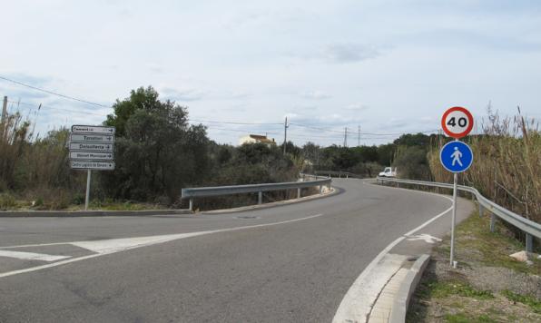 Access road tank vehicles. Crane Salou -1