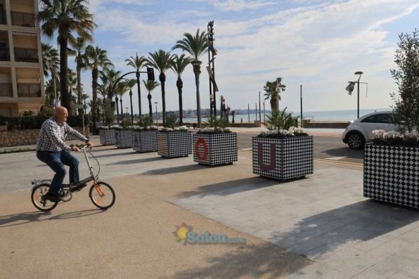 The end of Rambla de Barenys next to Passeig Miramar and the beach